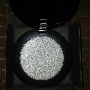 🎉🌠Beautiful silver lke shimmering eye shadow 🌠